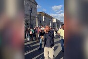 Fumata bianca, i fedeli corrono verso piazza San Pietro