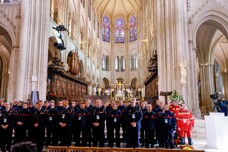 Standing ovation per pompieri che hanno salvato Notre-Dame