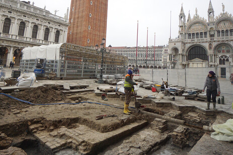 Piazza San Marco, lavori portano alla luce base torre medievale