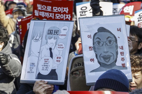 Manifestanti in festa a Seul dopo impeachment di Yoon