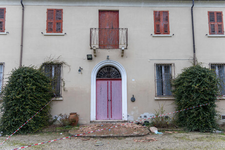 ++ Incidente in gita scuola, crolla balcone di dimora storica ++