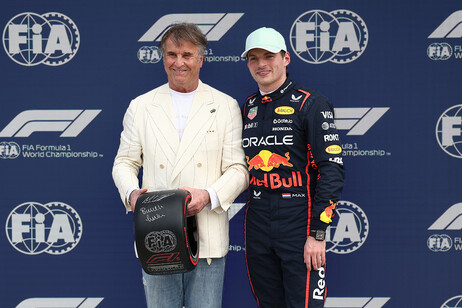 Cucinelli premia Verstappen in una foto diffusa dalla casa di moda di Solomeo