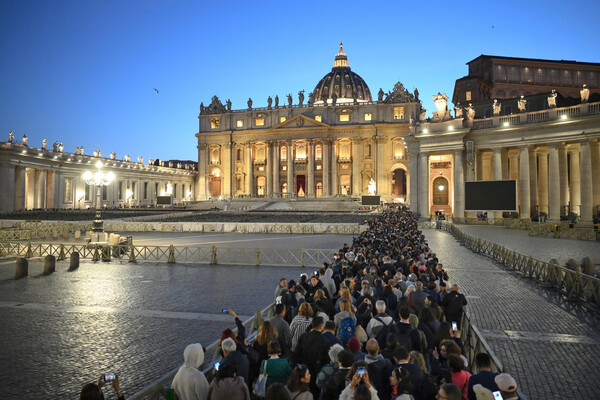 Salma papa Francesco in San Pietro per ostensione, in fila 100 mila persone