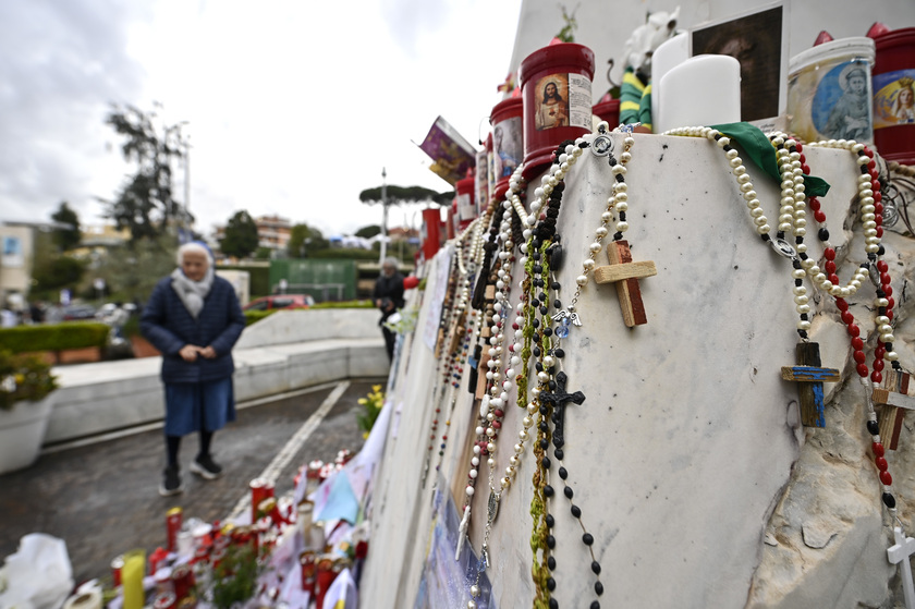 Il Papa: 12 anni elezione, gli auguri della Diocesi di Roma