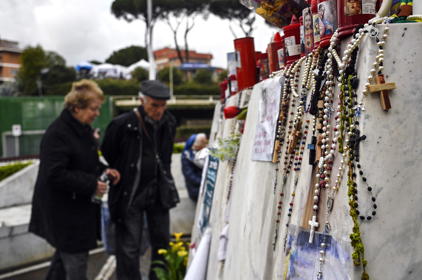 Il Papa: 12 anni elezione, gli auguri della Diocesi di Roma