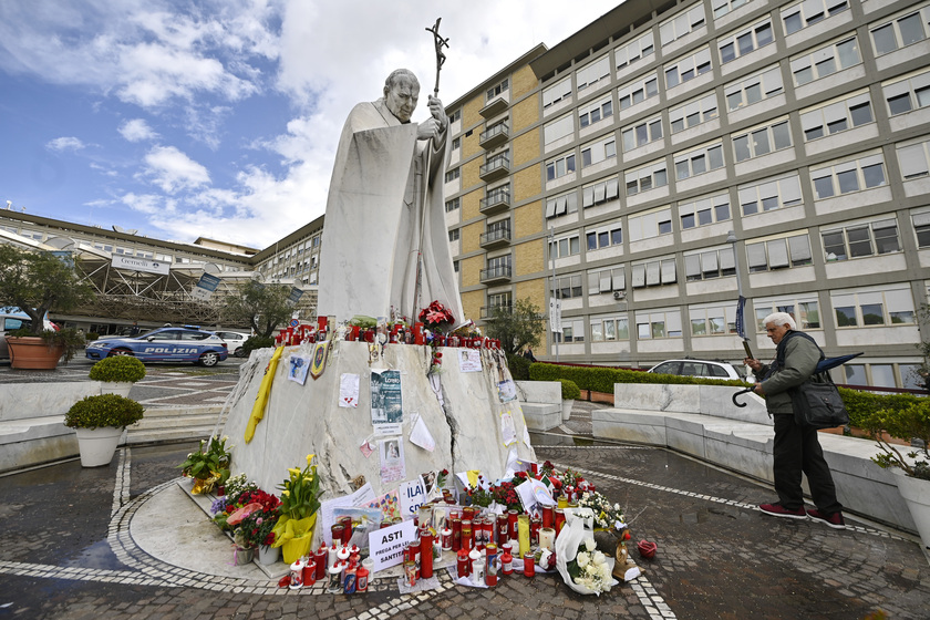 Il Papa: 12 anni elezione, gli auguri della Diocesi di Roma