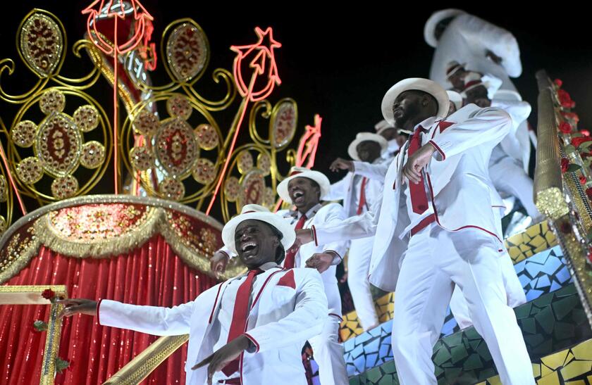 Carnevale, a Rio de Janeiro sfilano le scuole di samba