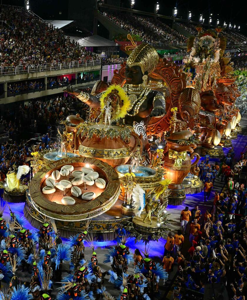 Carnevale, a Rio de Janeiro sfilano le scuole di samba