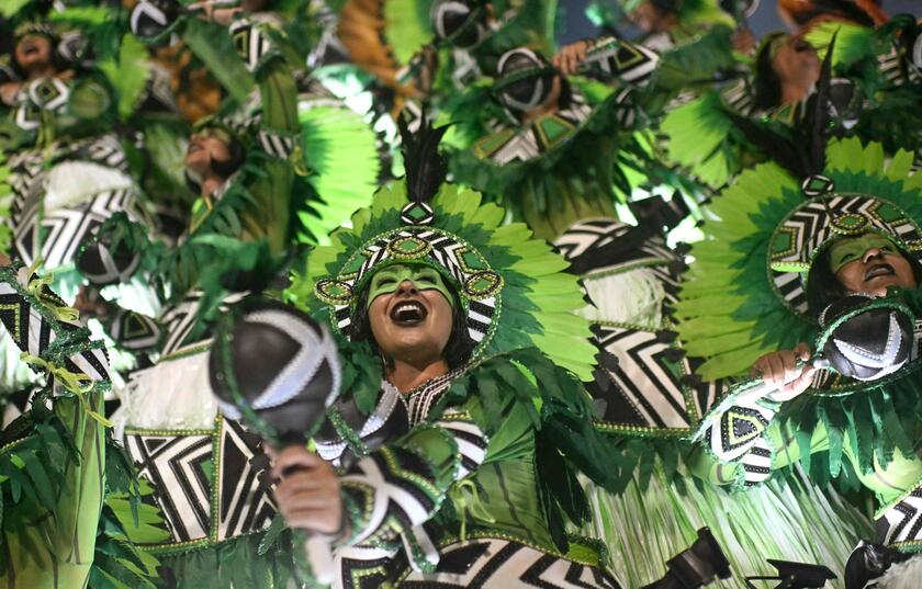 Carnevale, a Rio de Janeiro sfilano le scuole di samba