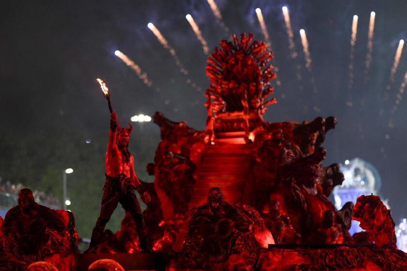 Carnevale, a Rio de Janeiro sfilano le scuole di samba