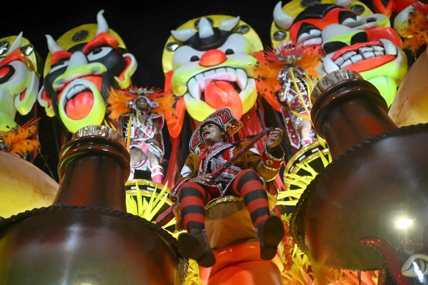 Carnevale, a Rio de Janeiro sfilano le scuole di samba