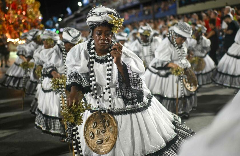 Carnevale, a Rio de Janeiro sfilano le scuole di samba