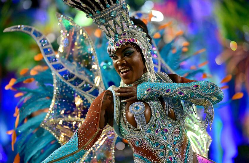 Carnevale, a Rio de Janeiro sfilano le scuole di samba