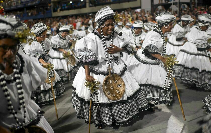 Carnevale, a Rio de Janeiro sfilano le scuole di samba