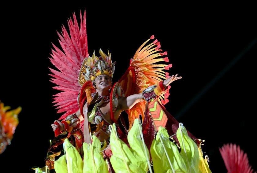 Carnevale, a Rio de Janeiro sfilano le scuole di samba