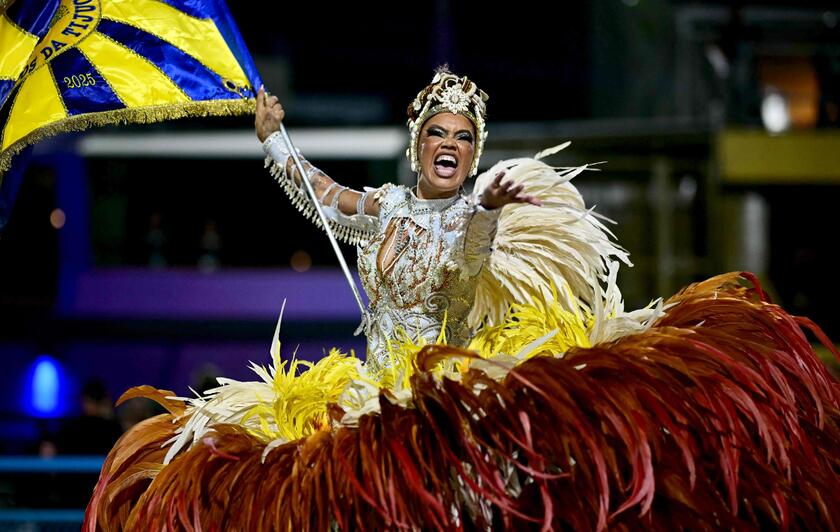 Carnevale, a Rio de Janeiro sfilano le scuole di samba