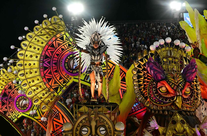 Carnevale, a Rio de Janeiro sfilano le scuole di samba