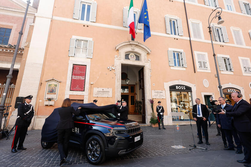 Nuova Jeep elettrica per l'Arma dei Carabinieri