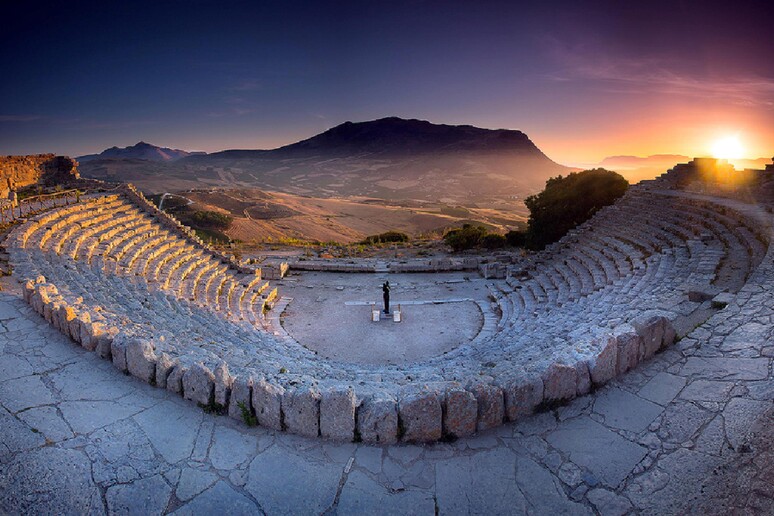 L 'alba al teatro di Segesta - RIPRODUZIONE RISERVATA