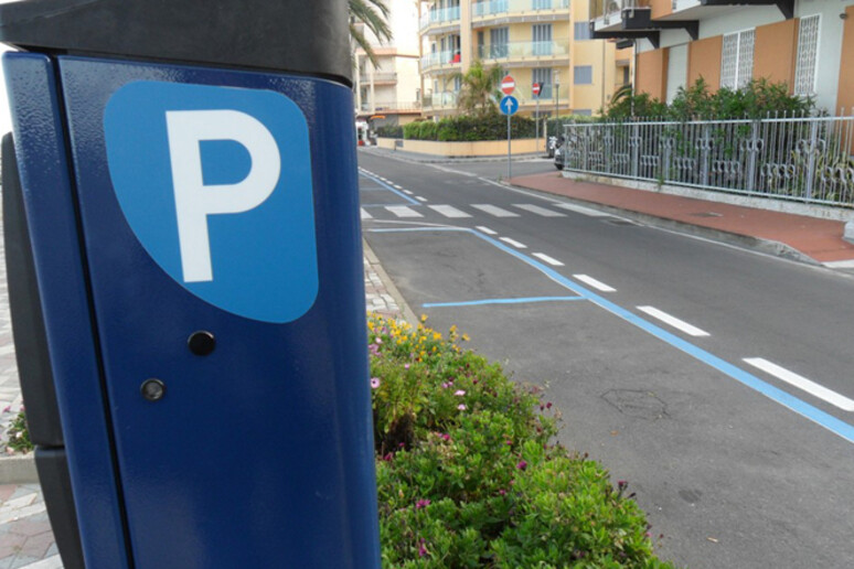 A Napoli agevolazioni sosta per auto elettriche e ibride © ANSA/IGV.it