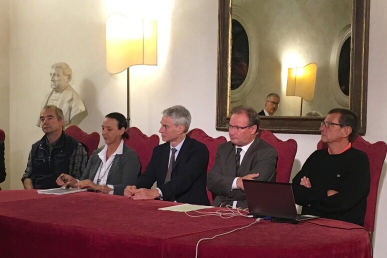 - RIPRODUZIONE RISERVATA