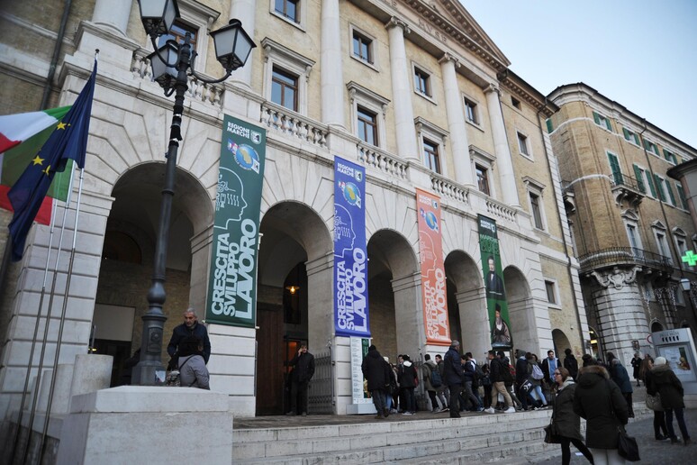 - RIPRODUZIONE RISERVATA