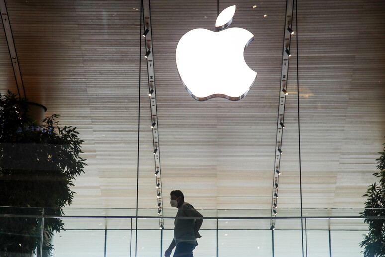 Apple stores closed due to coronavirus © ANSA/EPA