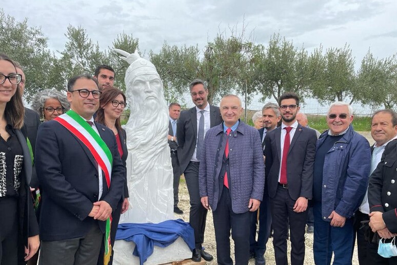 - RIPRODUZIONE RISERVATA