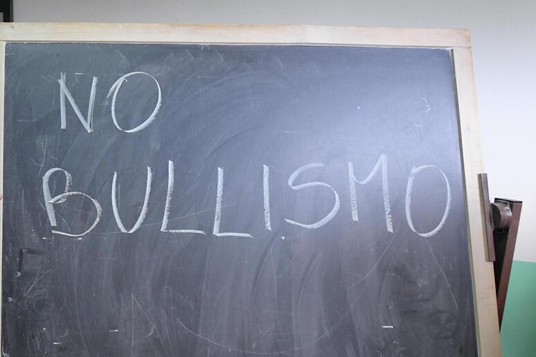 No bullismo, la scritta sulla lavagna - RIPRODUZIONE RISERVATA