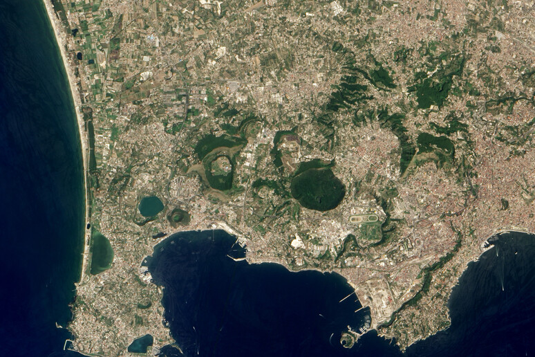 L 'area dei Campi Flegrei vista dallo spazio (fonte: NASA) - RIPRODUZIONE RISERVATA