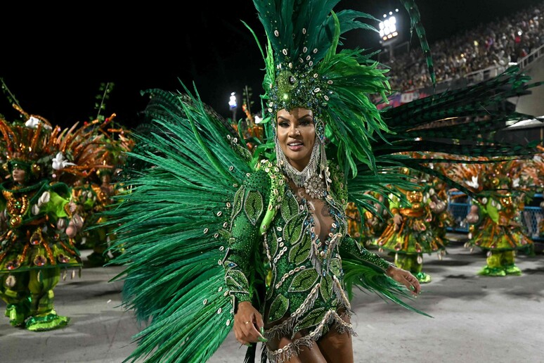 Carnevale, a Rio de Janeiro sfilano le scuole di samba