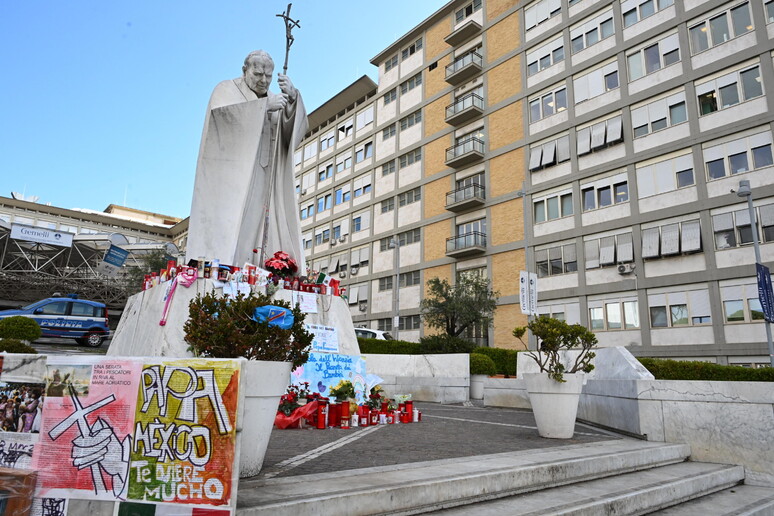 Esperto, al Papa ventilazione prolungata per ossigenare il sangue - RIPRODUZIONE RISERVATA