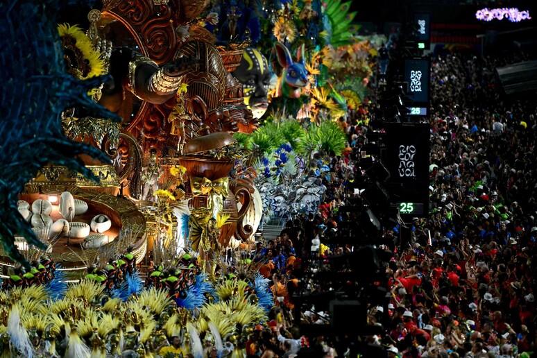 Carnevale, a Rio de Janeiro sfilano le scuole di samba