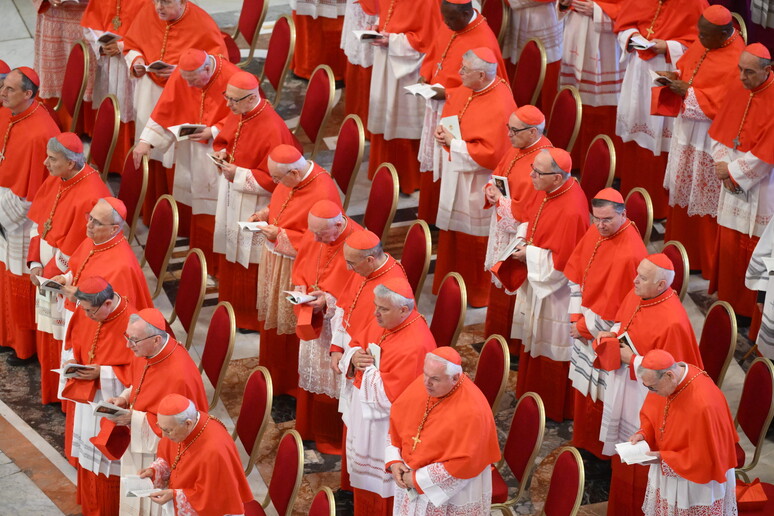 La salma di papa Francesco trasferita a San Pietro per l 'ostensione - RIPRODUZIONE RISERVATA