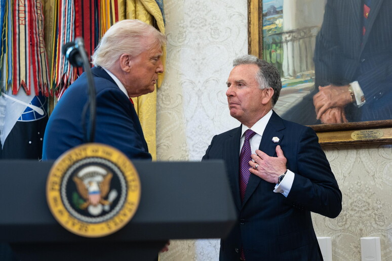S President Donald Trump (L) congratulates U.S. Special Envoy to the Middle East Steve Witkoff (R) © ANSA/EPA
