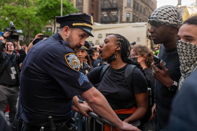Protestors gather outside of Columbia University 's Butler Library © ANSA/Getty Images via AFP
