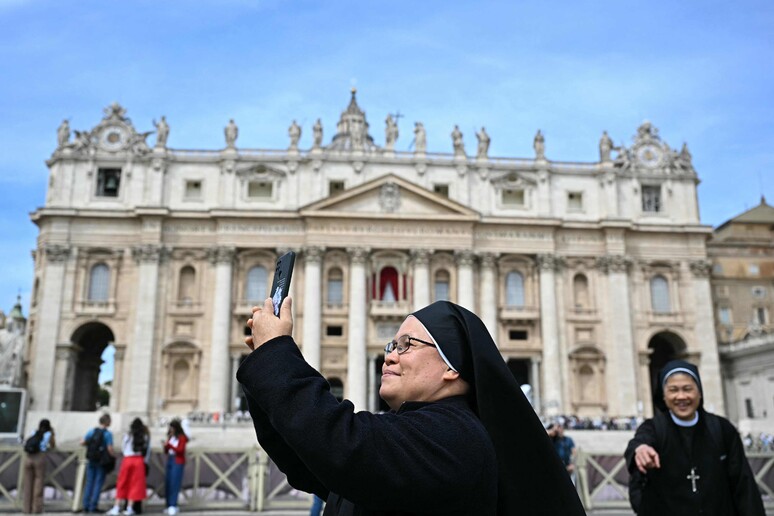 Turisti americani a San Pietro,  'aspettiamo il Papa negli Usa ' © ANSA/AFP