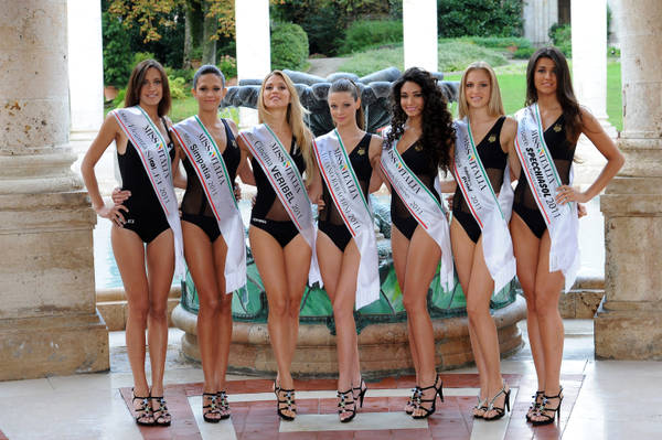 Da sinistra miss Eleganza Maria Ludovica Perissinotto, miss Simpatia Eleonora Pierella, miss Cinema Mara Dall'Armellina, miss Ragazza in Gambissime Michela Albiani, miss Sorriso Sara Izzo, miss Tecnologia Irene Cioni, miss Benessere Valentina Vidal