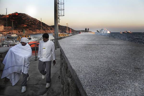 Immagini inedite degli interni della Costa Concordia e dei primi soccorsi ai passeggeri