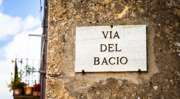 S. Valentino. Via del Bacio nella romantica Pienza