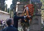 Il sindaco di Roma Gianni Alemanno al Verano, cimitero monumentale di Roma, per la tumulazione del feretro di Vianello il 19 aprile 2010