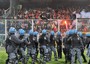 La polizia sul campo di gioco prima di Italia-Serbia