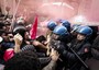 Un momento degli scontri a Roma