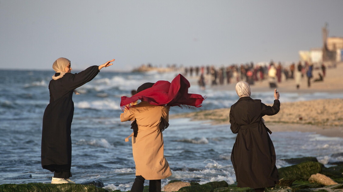 Palestinians at the beach in Rafah, southern Gaza © ANSA/EPA