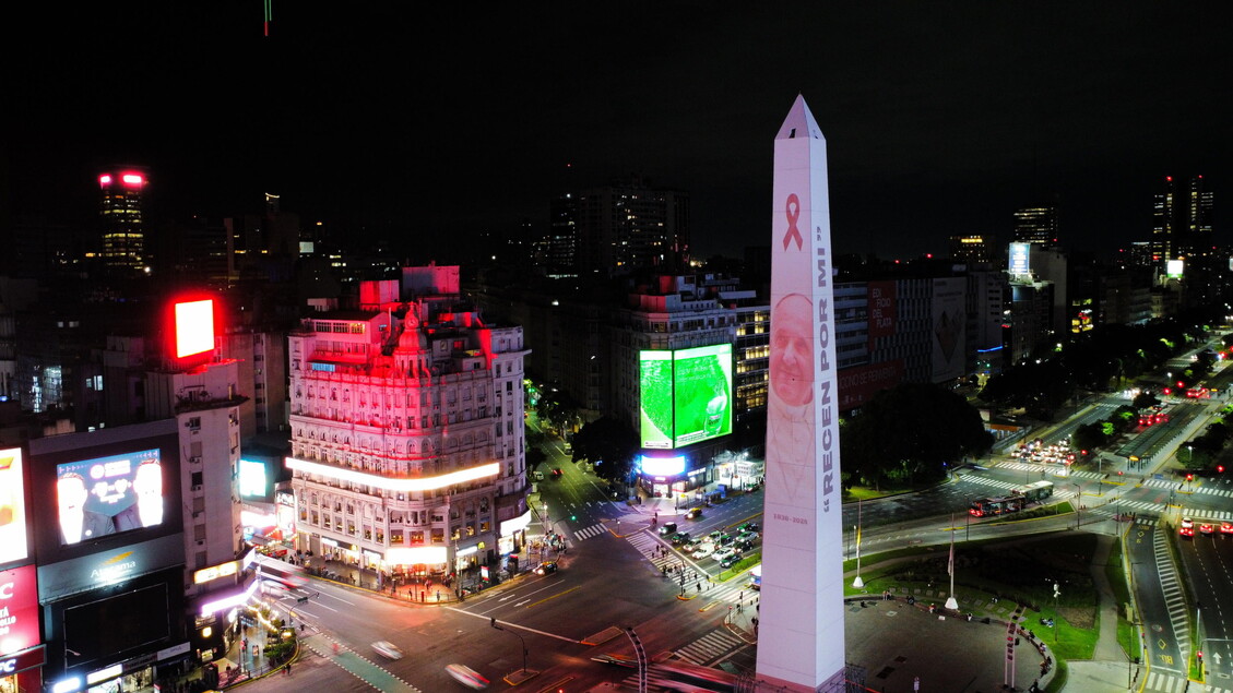 Tributo a papa Francesco, edifici illuminati di giallo a Buenos Aires