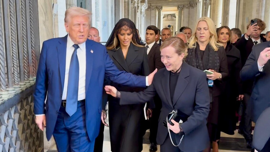 Funerale papa Francesco, breve colloquio Meloni-Trump