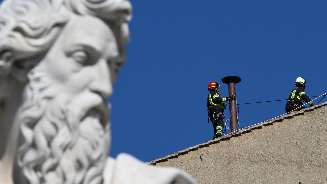 Conclave: lavori in corso, si monta il comignolo sulla Sistina