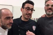 Chef e ragazzi cucinano insieme in carcere minorile