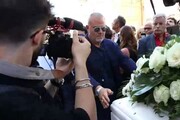 Nadia Toffa, colleghi Iene sfilano davanti al feretro
