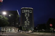 Milano, il Pirellone illuminato ricorda la strage di Capaci